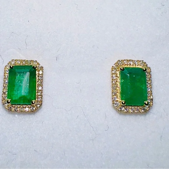 1.04tcw NATURAL Emerald Earrings, Set in 18k YG - Picture 1 of 7